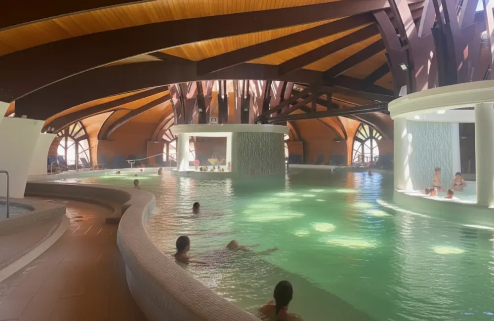 Mórahalmi Szent Erzsébet Gyógyfürdő tágas beltéri termálmedencéje és fa szerkezetű wellness részlege